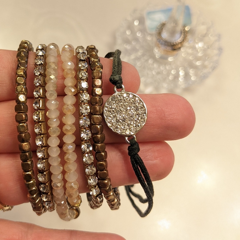 8 bracelets, 6 rings, Mikasa ring holder